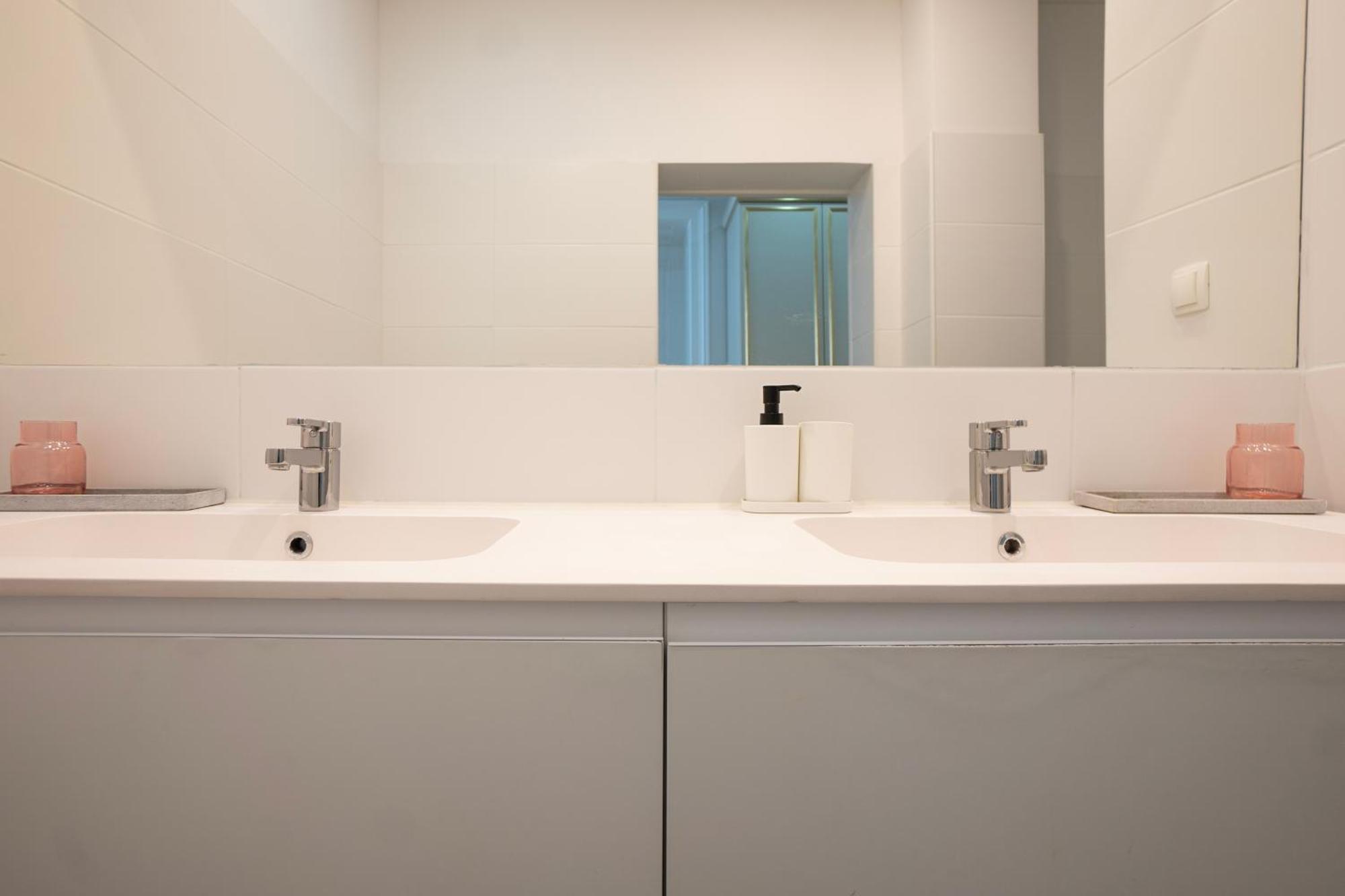 Charming 2-Room Apartment With Balcony, 15 Min To Center Вена Экстерьер фото