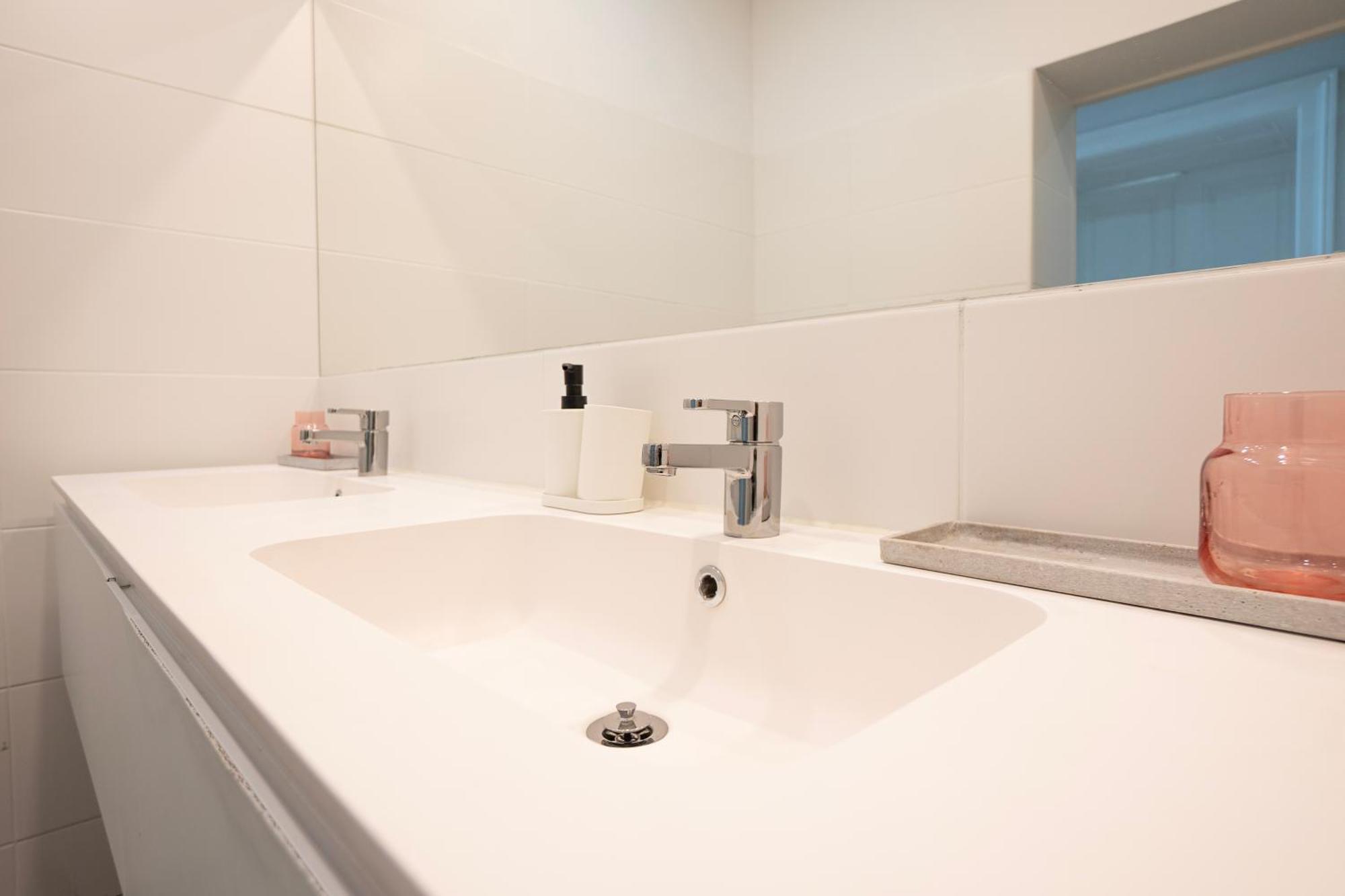 Charming 2-Room Apartment With Balcony, 15 Min To Center Вена Экстерьер фото